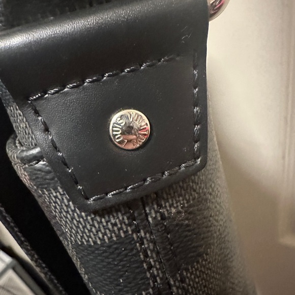 LOUIS VUITTON DISTRICT NM MESSENGER BAG - DAMIER GRAPHITE PM - Picture 3 of 13